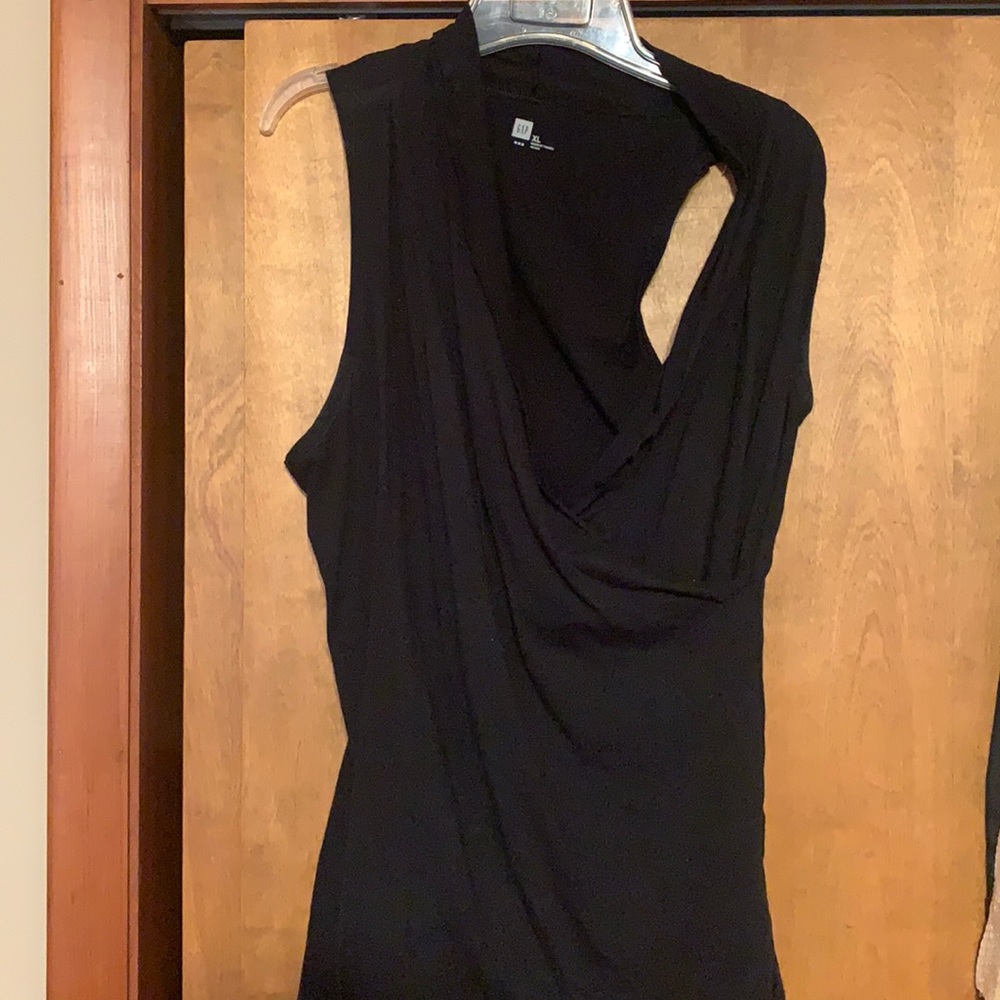 Gap v neck black top